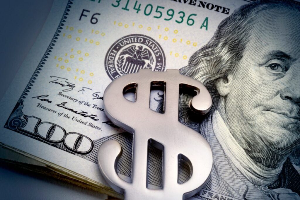 Dólar encerra a R$ 5,52, maior patamar em quase cinco meses, e Ibovespa cai 0,79%