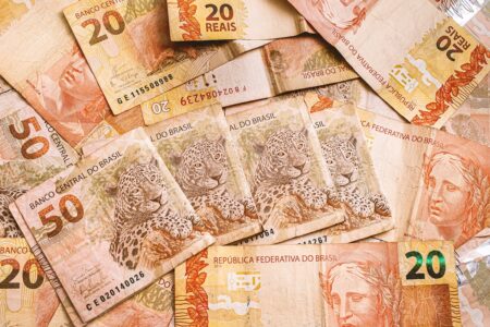Quatro concursos públicos oferecem 318 vagas em três estados e órgãos federais, com salários de até R$ 9,8 mil