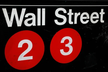 S&P 500 e Dow Jones atingem novos recordes em sessão reduzida na véspera de Natal