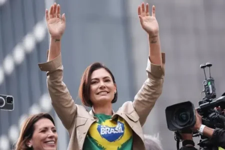 Michelle Bolsonaro divulga mensagem no horário da fala natalina de Lula e evita citações ao presidente
