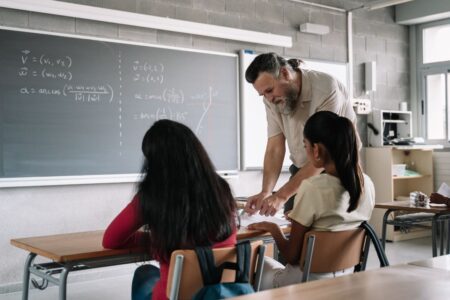 Prefeitura de Itanhaém abre concurso com 258 vagas na Educação; inscrições vão até janeiro de 2026