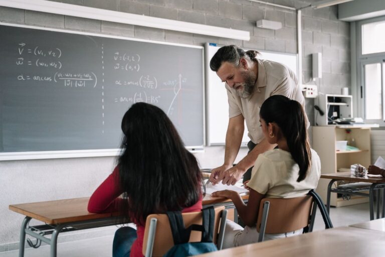 Prefeitura de Itanhaém abre concurso com 258 vagas na Educação; inscrições vão até janeiro de 2026