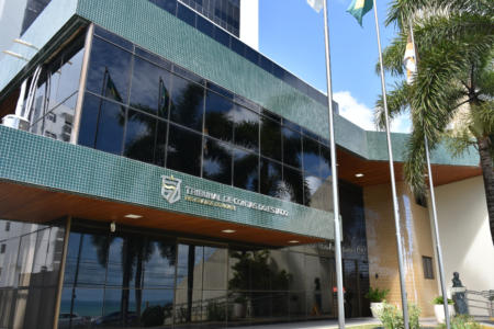 TCE-RN abre inscrições para concurso com salários de até R$ 15,5 mil e auxílio-alimentação de R$ 2 mil