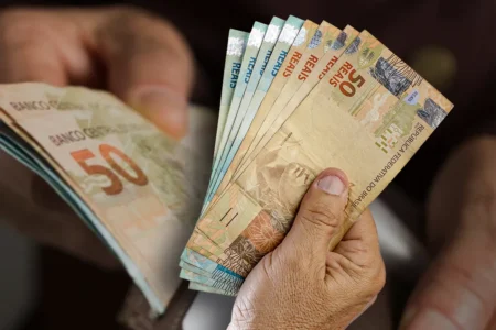 INSS pagará 13º salário de 2026 em duas parcelas: primeira integral e segunda com descontos