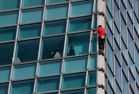 Alex Honnold sobe o Taipei 101 sem cordas; cachê pago pela Netflix fica próximo de US$ 500 mil