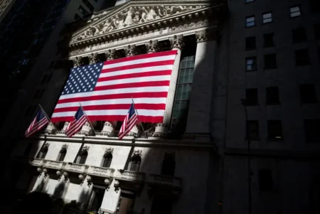 Bolsas de Nova York registram movimentos mistos com nova queda em ações de tecnologia