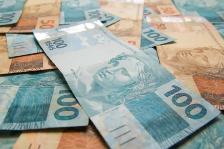 Portal anuncia detalhes sobre a 1ª parcela do 13º salário do INSS, mas página não exibe data