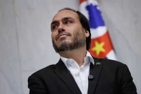 Carlos Bolsonaro pressiona PL por apoio uniforme à pré-candidatura presidencial de Flávio Bolsonaro