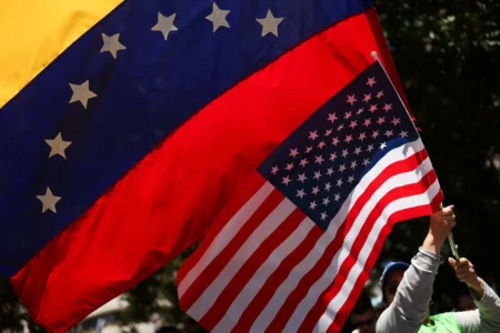 Estados Unidos e governo interino da Venezuela decidem restabelecer embaixadas e serviços consulares
