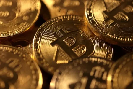 Contratos cripto atrelados a petróleo e metais preciosos sinalizam impacto da tensão entre EUA e Irã