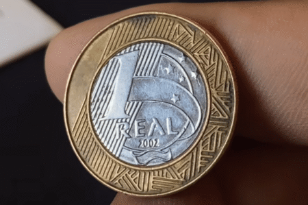 Moeda de R$ 1 cunhada em 2002 pode chegar a R$ 300 se tiver erro de “reverso invertido”